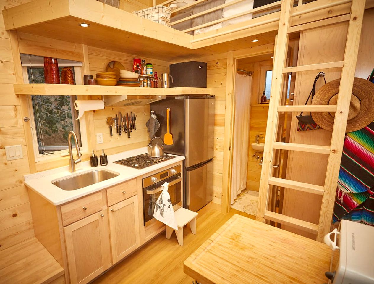 Bougie Tiny Home with Mountain Views, Hot Tub, Just 2 miles to Black Rock Hot Springs, NM