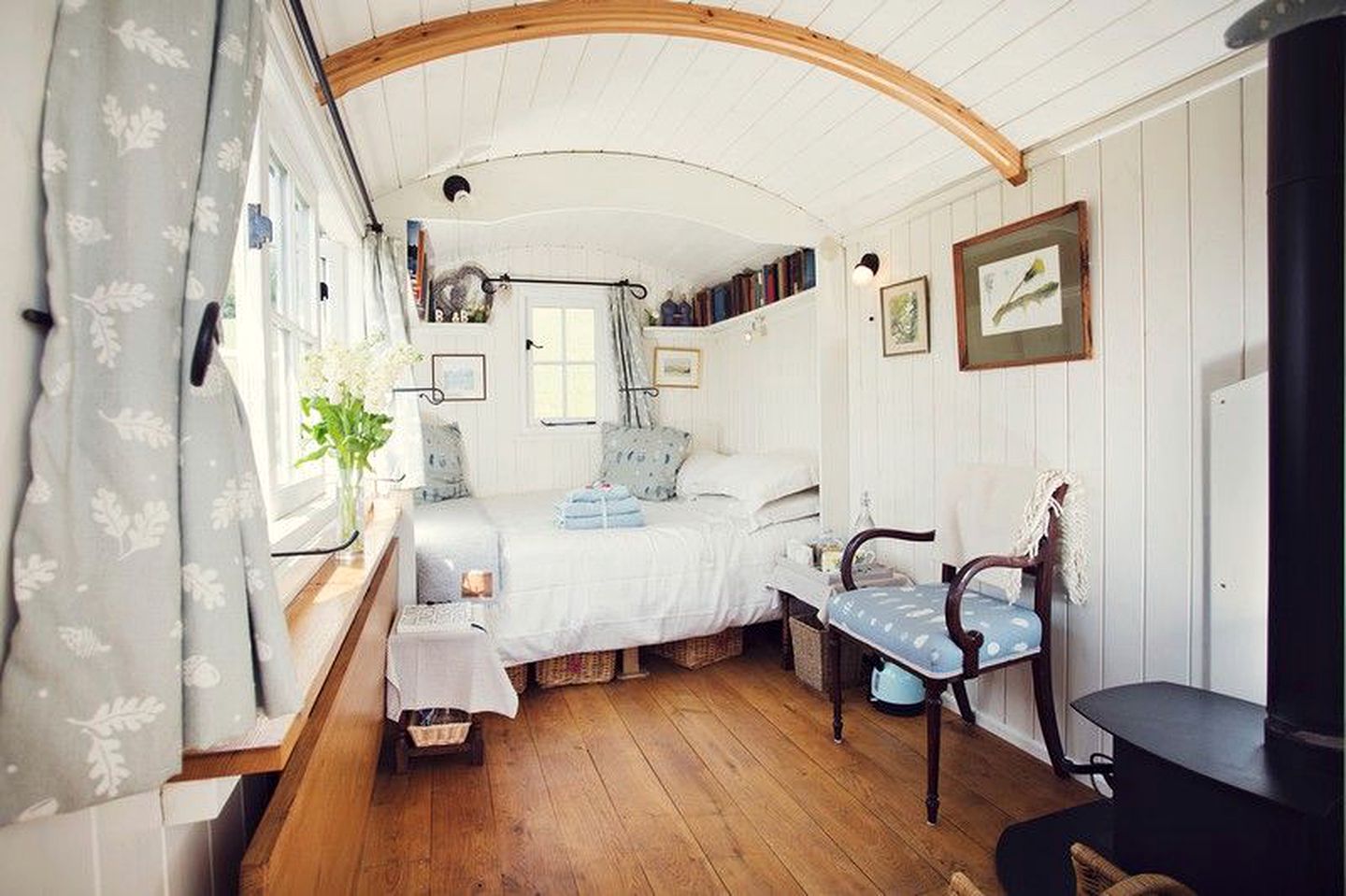 Cosy Shepherd's Hut for Two to Go Glamping in Wales