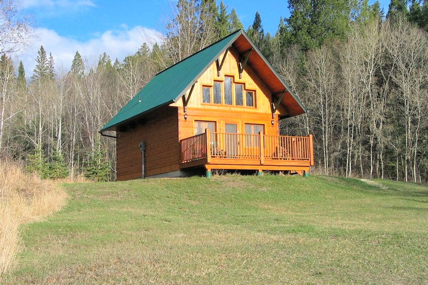 Great Cabin Rental for Glamping near Lake Windermere in British Columbia, Canada