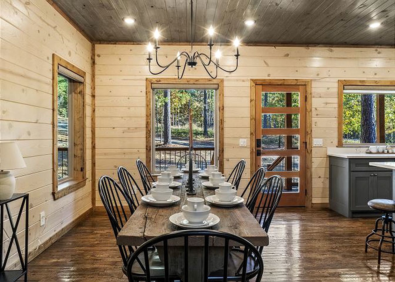 Fantastic Cabin Rental with a Hot Tub in Hochatown, Oklahoma - Ideal for a Family Glamping Retreat near Broken Bow Lake