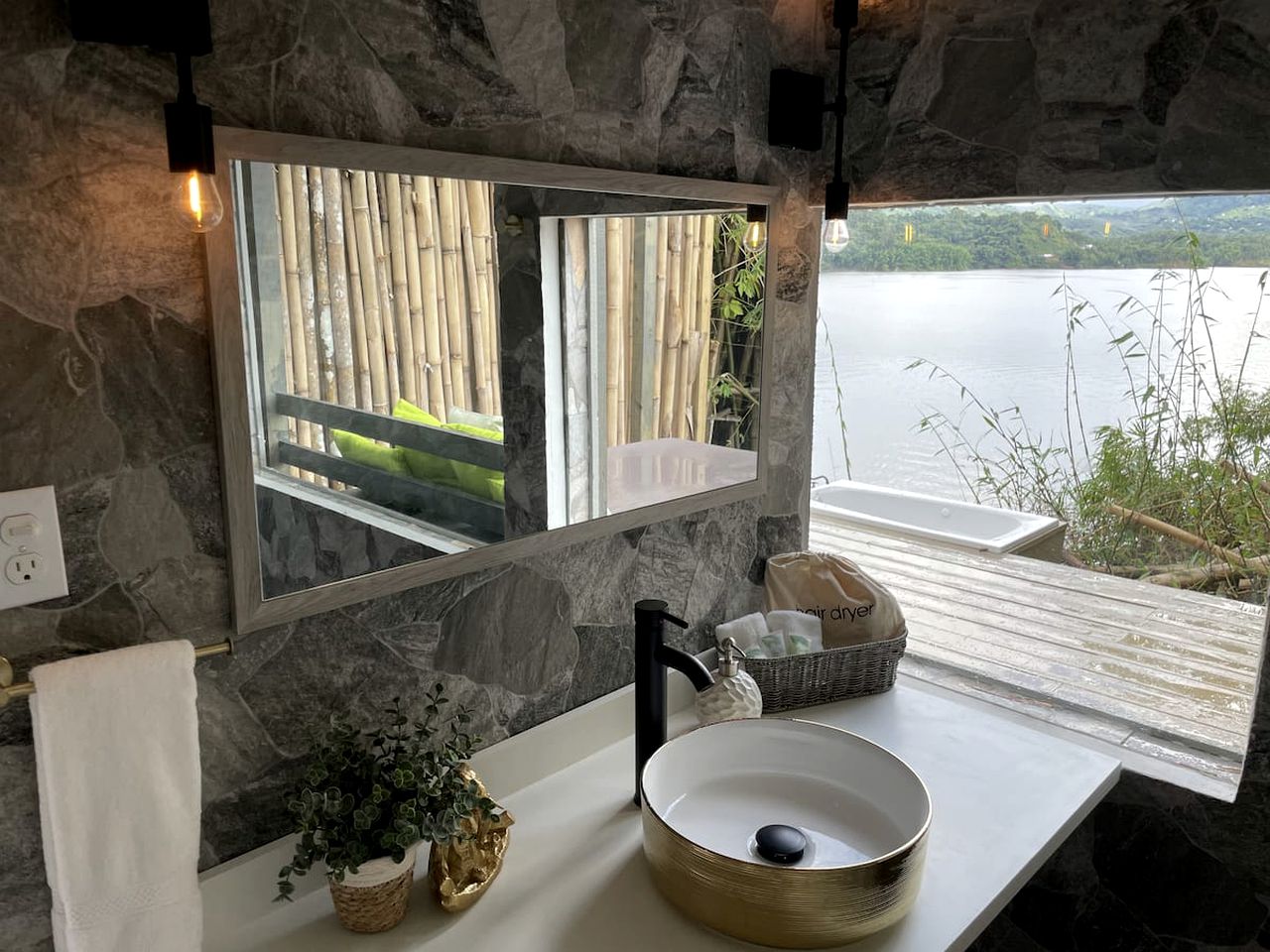 Bubble Lodge Lux/Lake Front/Wifi in Utuado, Utuado