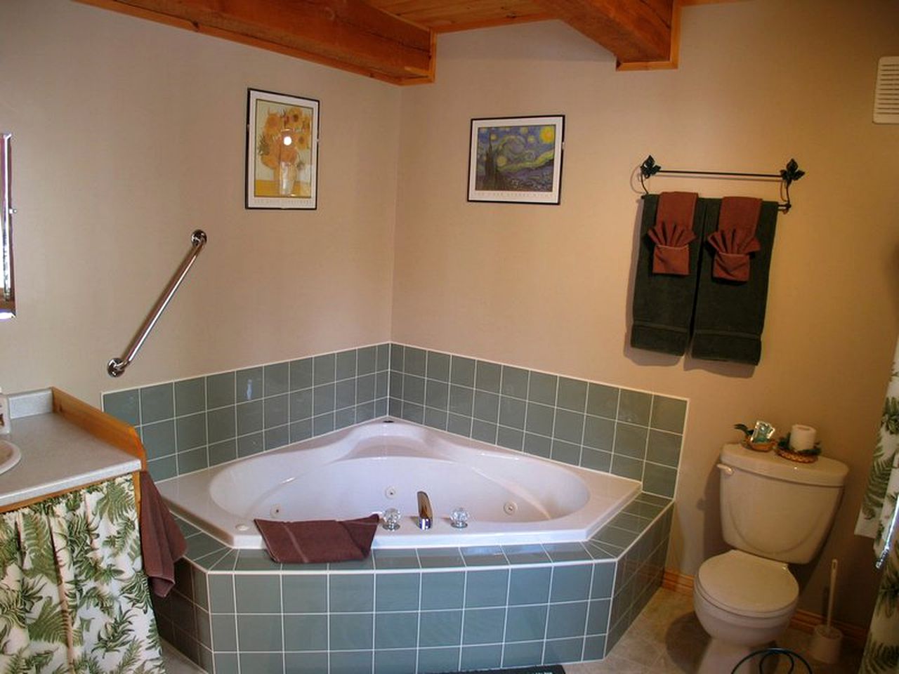 Fantastic Windermere Lake Cabin Rental Ideal for Weekend Getaways from Calgary