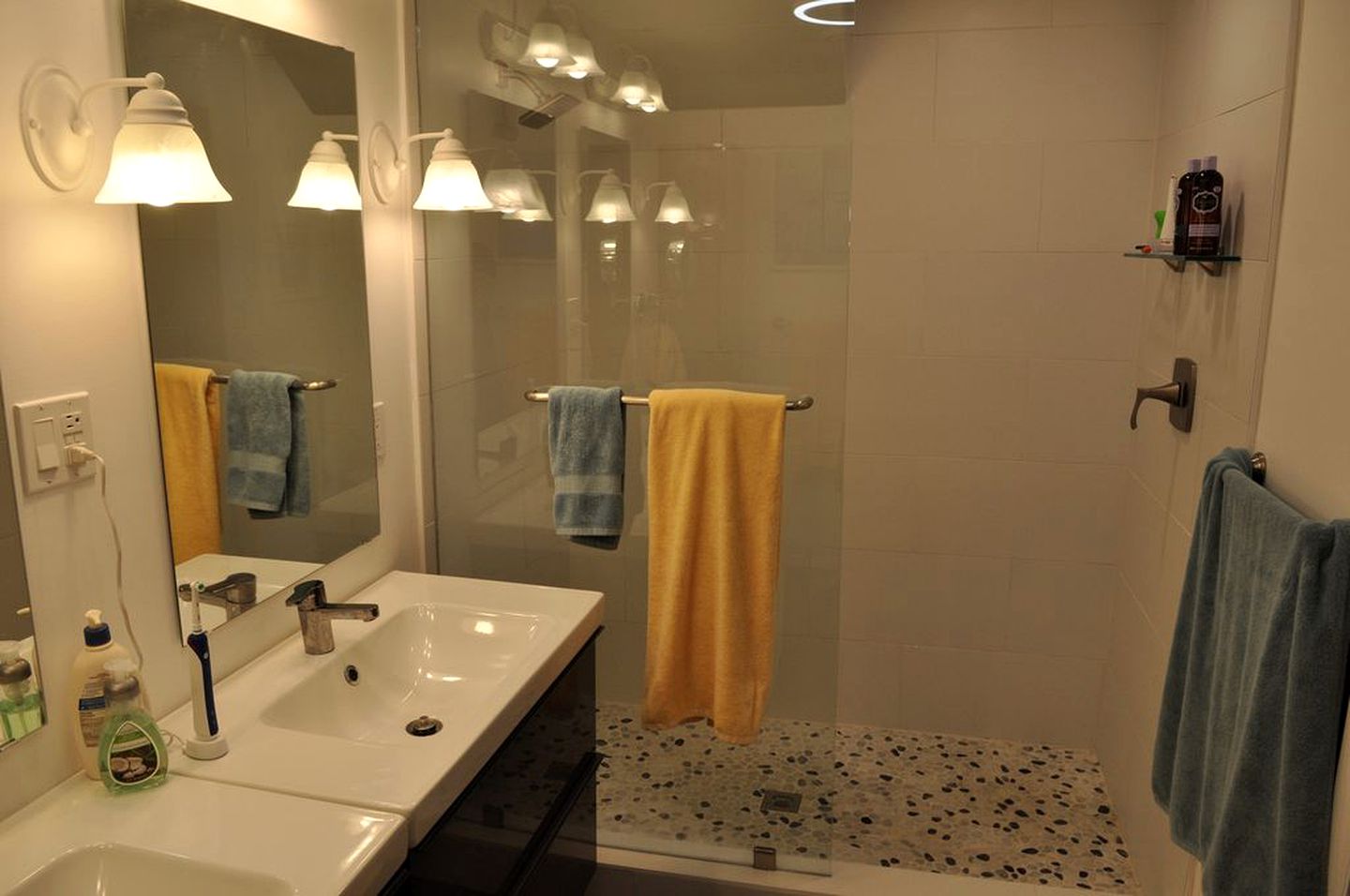 Lakeside Cabin Rental with a Hot Tub Perfect for a Vacation in Arkansas