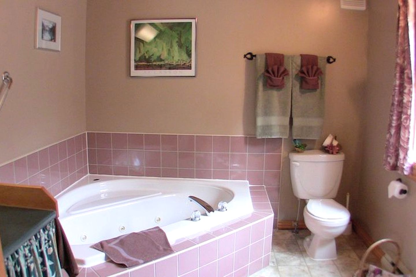 Great Cabin Rental for Glamping near Lake Windermere in British Columbia, Canada