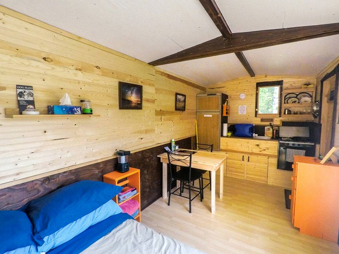 Cabins (Golden, British Columbia, Canada)