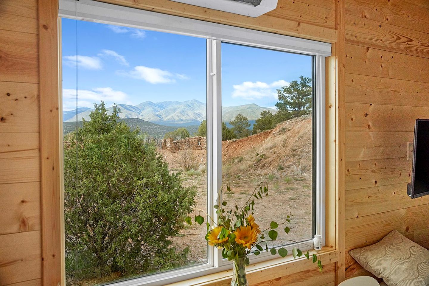 Rainbow Tiny Home with View & Hot Tub near Hot Springs, El Prado, NM