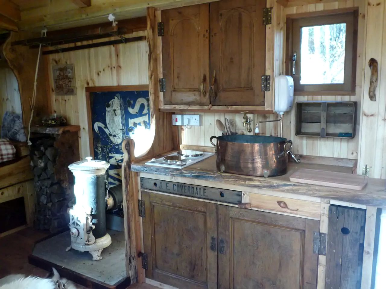 Romantic Shepherd's Hut Rental for Glamping in Scotland