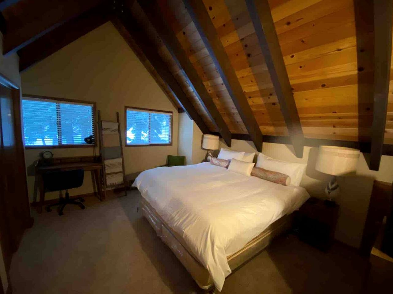 Spacious Cabin Rental with a Cozy Fireplace Ideal for Lake Tahoe Family Vacations