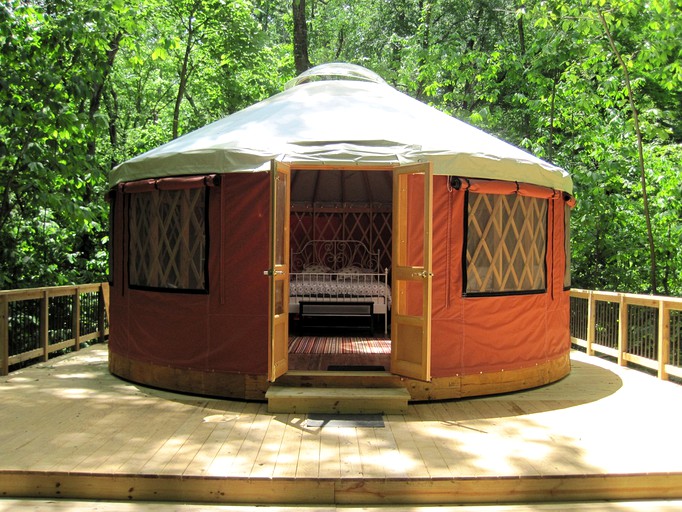 This West Virginia glamping retreat is ideal for a large group getaway or family reunion.