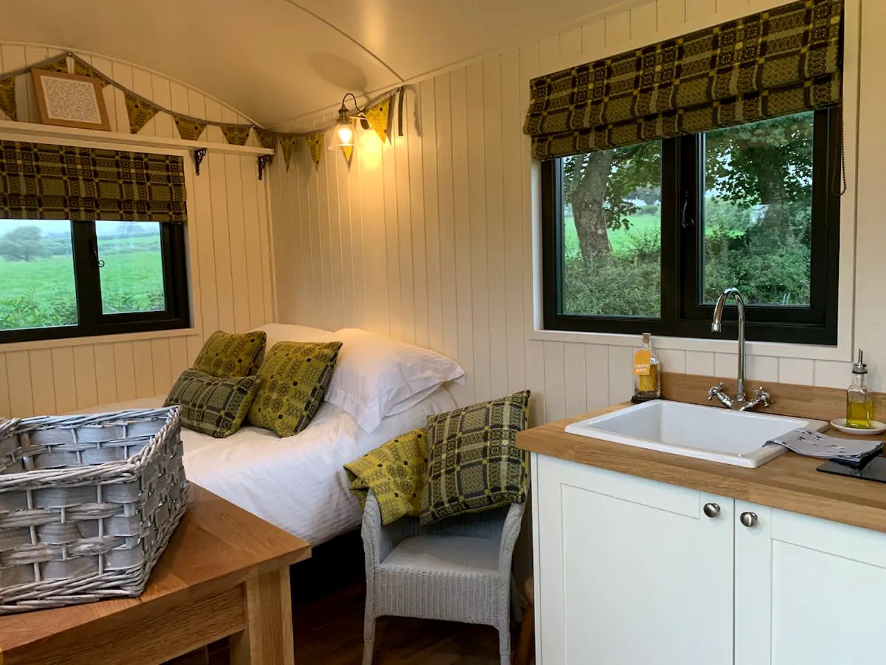 Luxury Shepherd’s Hut with Hot Tub Ideal for Glamping in Carmarthenshire, Wales