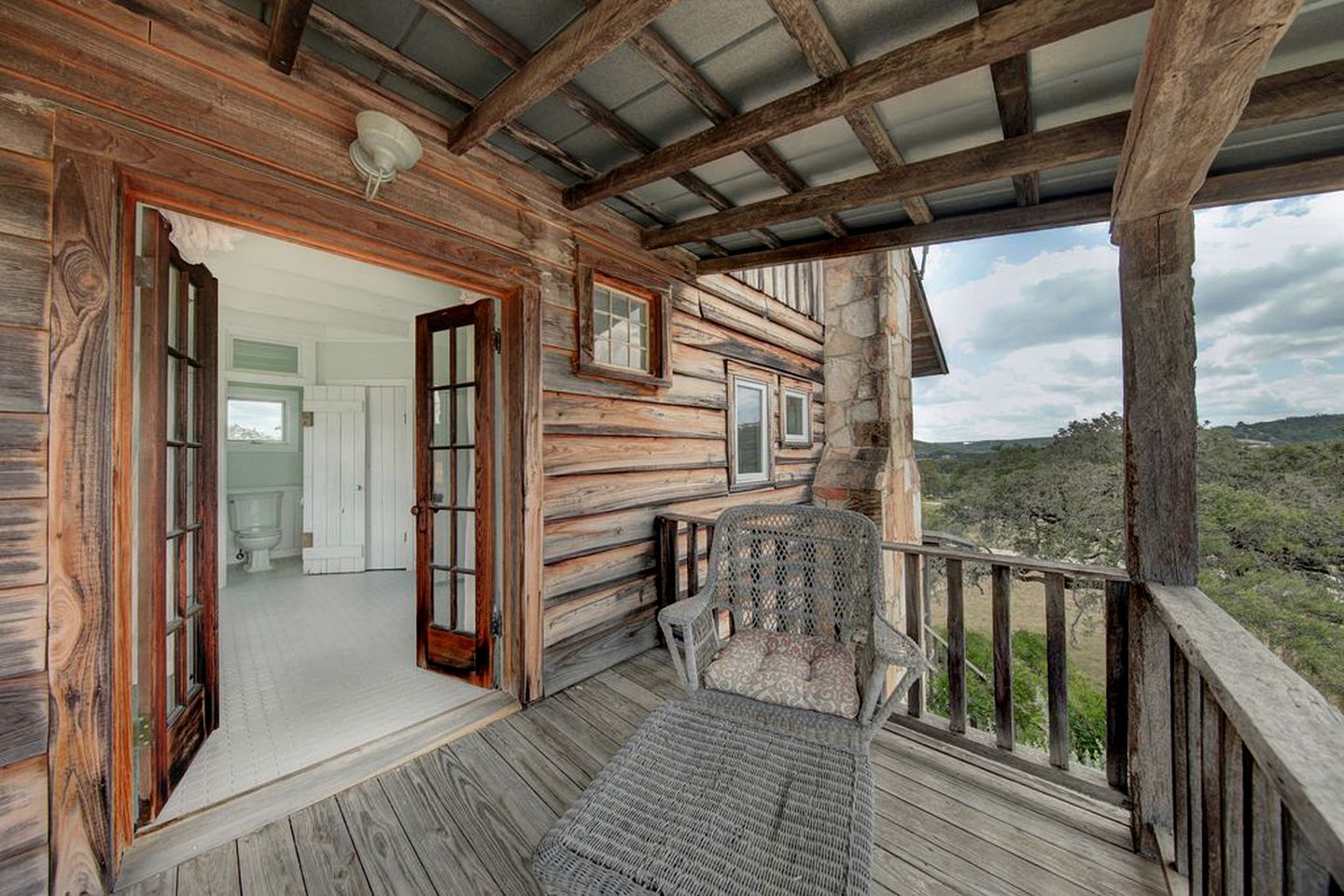 1800's Antique Log Cabin with Modern Amenities near Fredericksburg and Kerrville, Texas