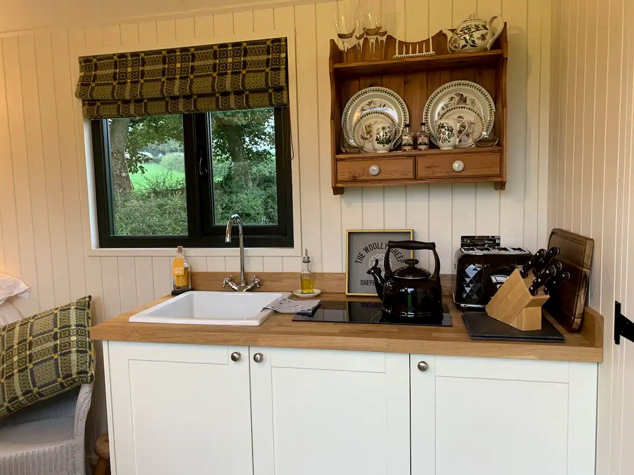 Luxury Shepherd’s Hut with Hot Tub Ideal for Glamping in Carmarthenshire, Wales