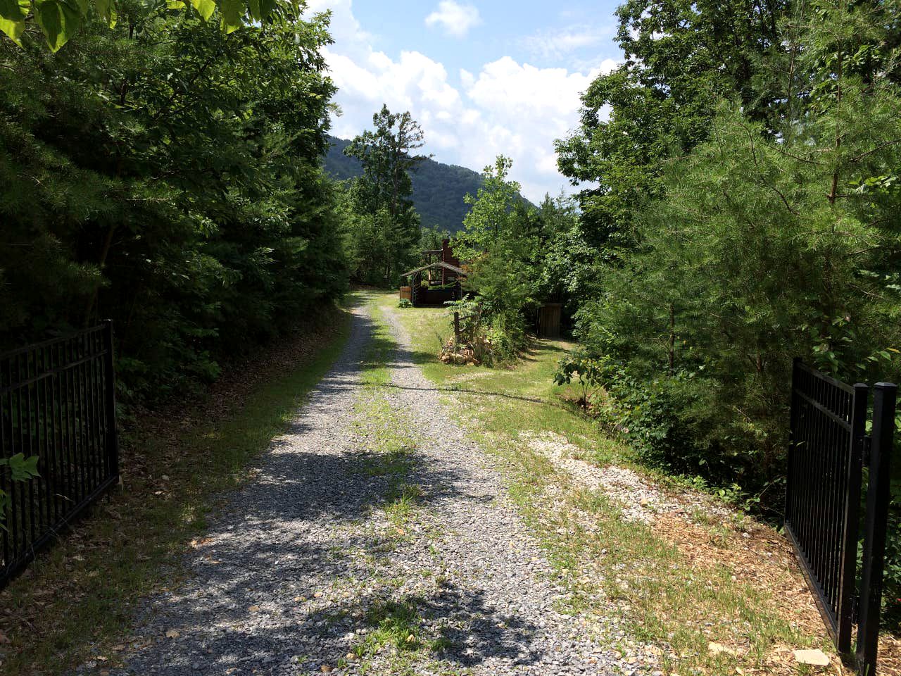 Rustic Newport Cabin with a Hot Tub Ideal for a Vacation in Tennessee