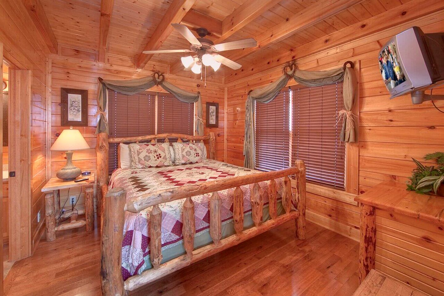 Amazing Vacation Cabin near Cades Cove Valley in Sevierville, Tennessee