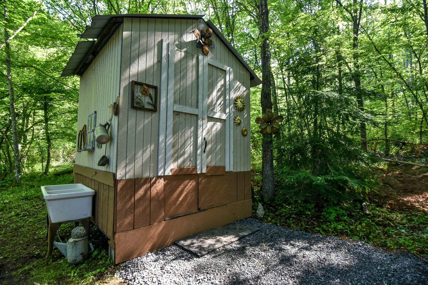 Retro Converted Container for the Best Glamping in North Carolina