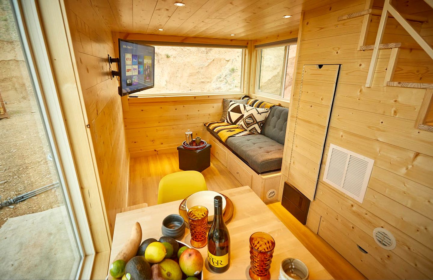 Bougie Tiny Home with Mountain Views, Hot Tub, Just 2 miles to Black Rock Hot Springs, NM