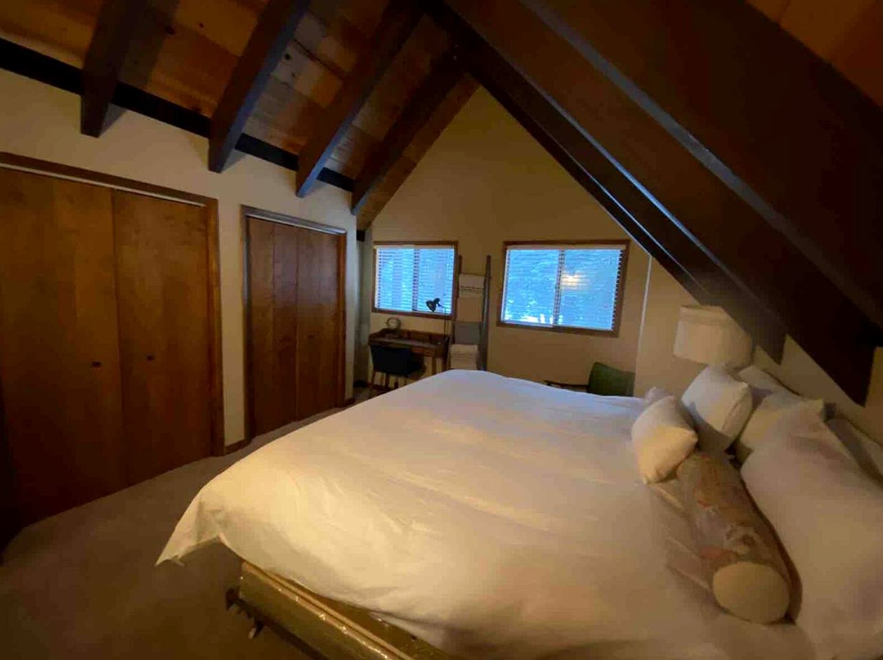 Spacious Cabin Rental with a Cozy Fireplace Ideal for Lake Tahoe Family Vacations