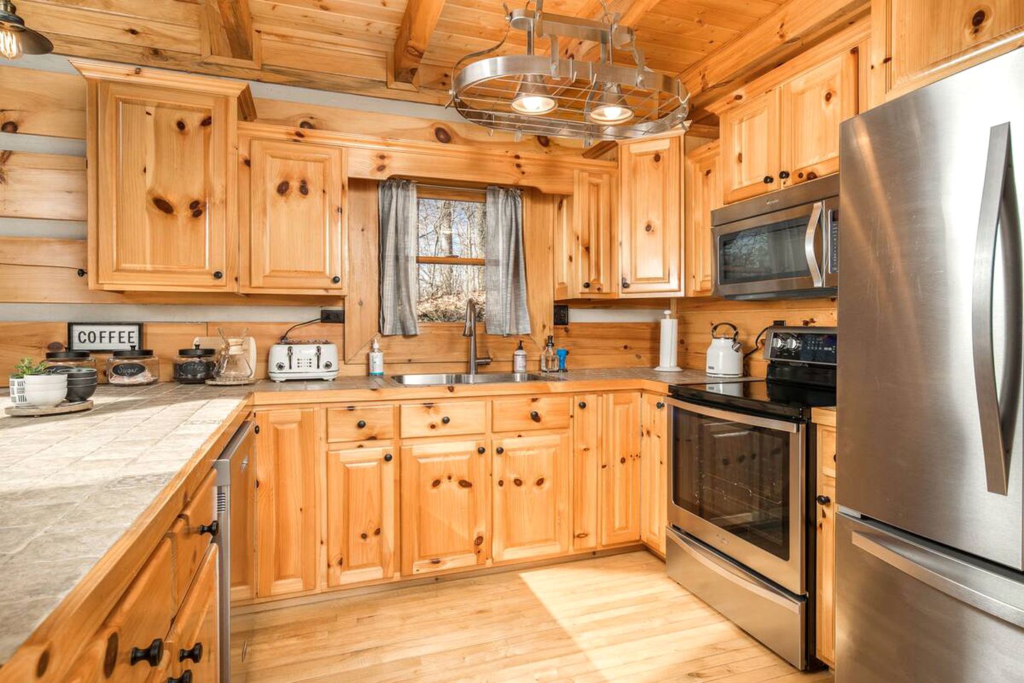 Wonderful Cabin near Boone Perfect for a Weekend Getaway in Nature