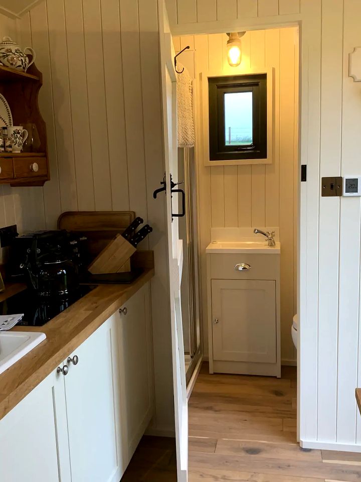 Luxury Shepherd’s Hut with Hot Tub Ideal for Glamping in Carmarthenshire, Wales