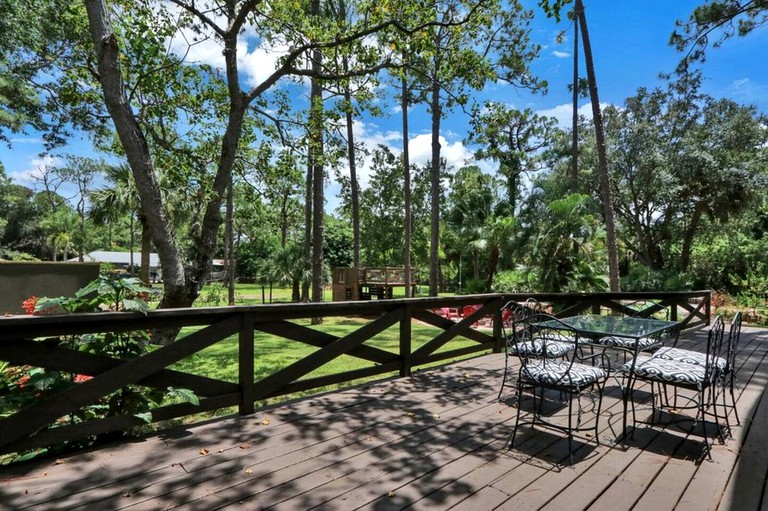 Log Cabins (West Palm Beach, Florida, United States of America)