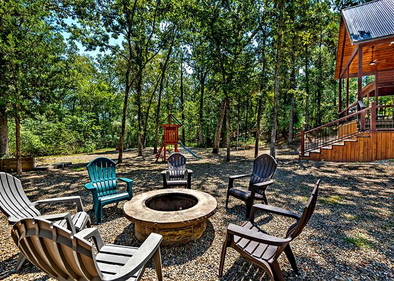 Beautiful Luxurious Cabin with a Hot Tub in Hochatown, Oklahoma - The Ultimate Glamping Destination near Beavers Bend State Park