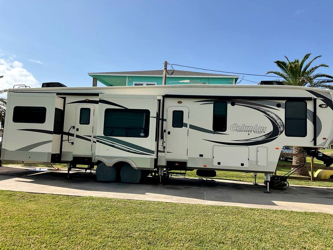 Caravans (Bay City, Texas, United States of America)