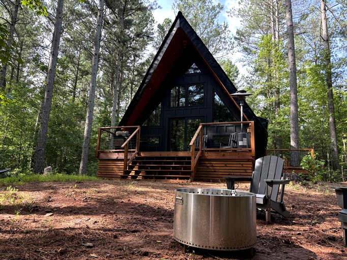 Stylish Dog-Friendly A-Frame Retreat with Deck & Fire Pit in Dahlonega, Georgia | Tiny Houses (Dahlonega, Georgia, United States of America)