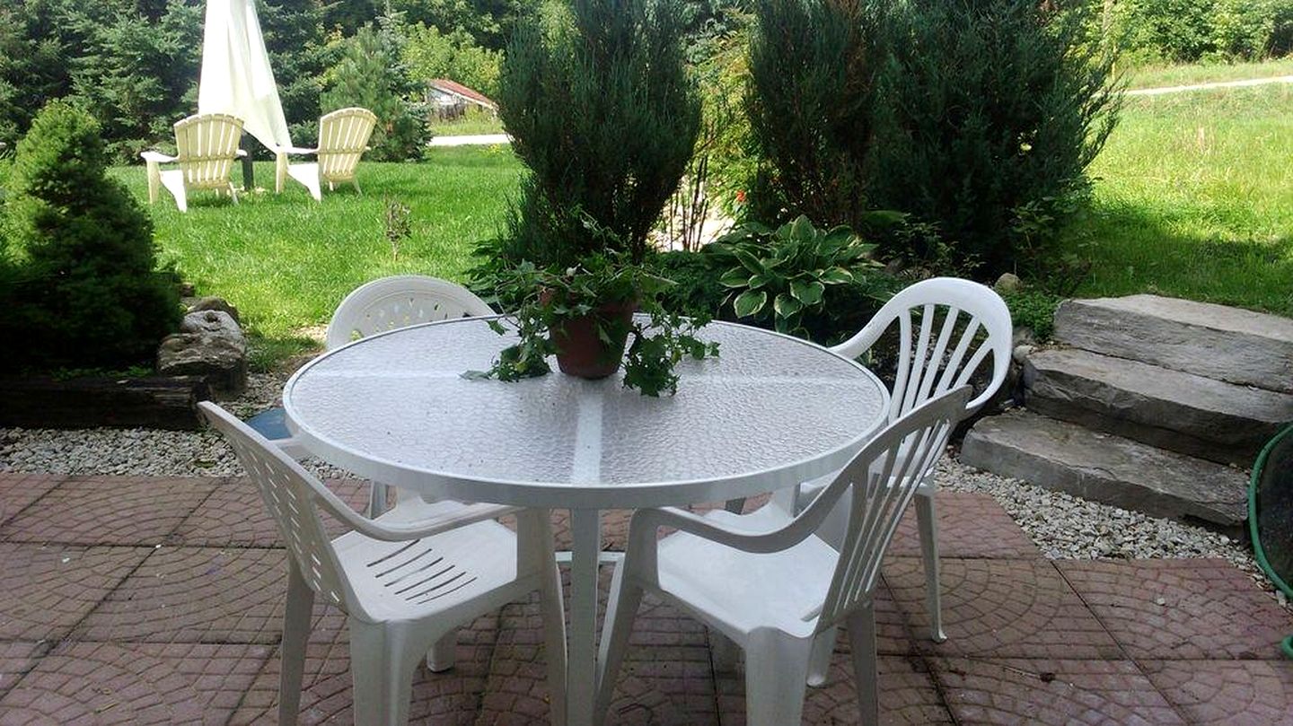 Picturesque Cabin near Queen Elizabeth II Highlands of Ontario, Canada