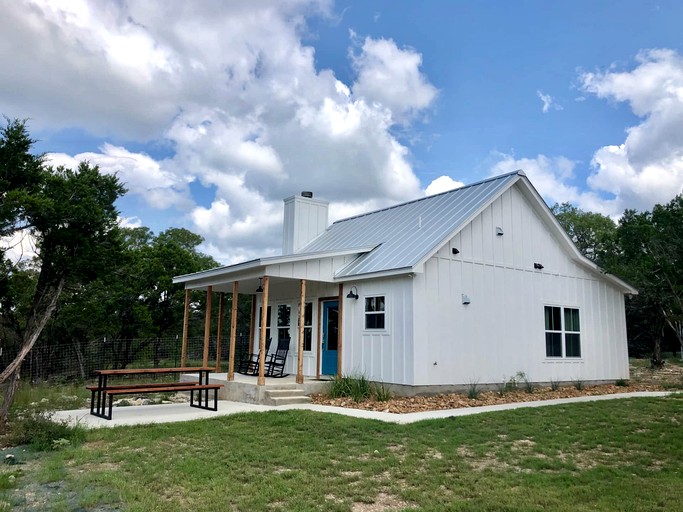 Charming Cabin for Glamping Vacations in Wimberley, Texas | Cabins (Wimberley, Texas, United States of America)