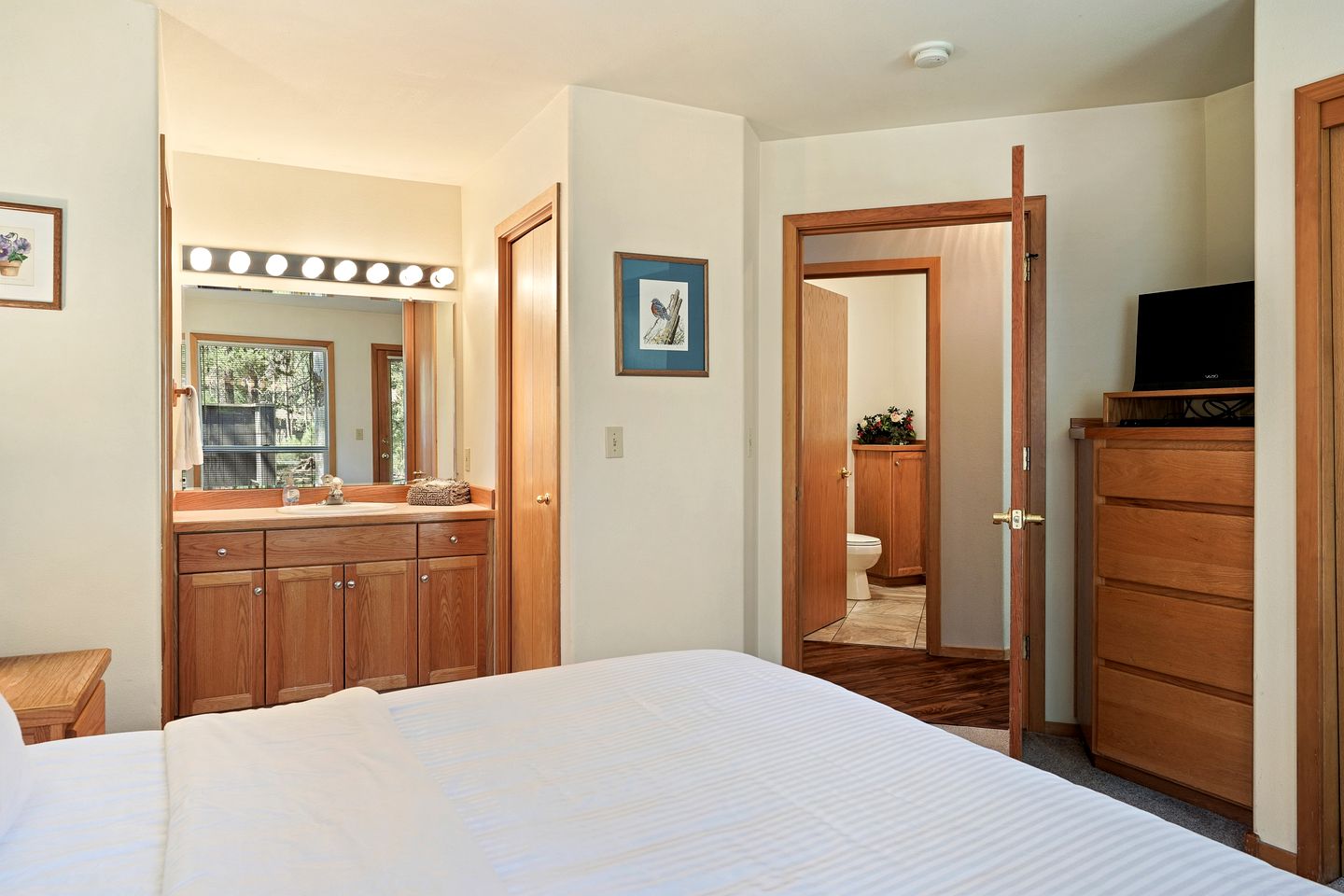 Elegant Family Getaway with Bikes, Hot Tub, and Golf Course Views in Sunriver, Oregon