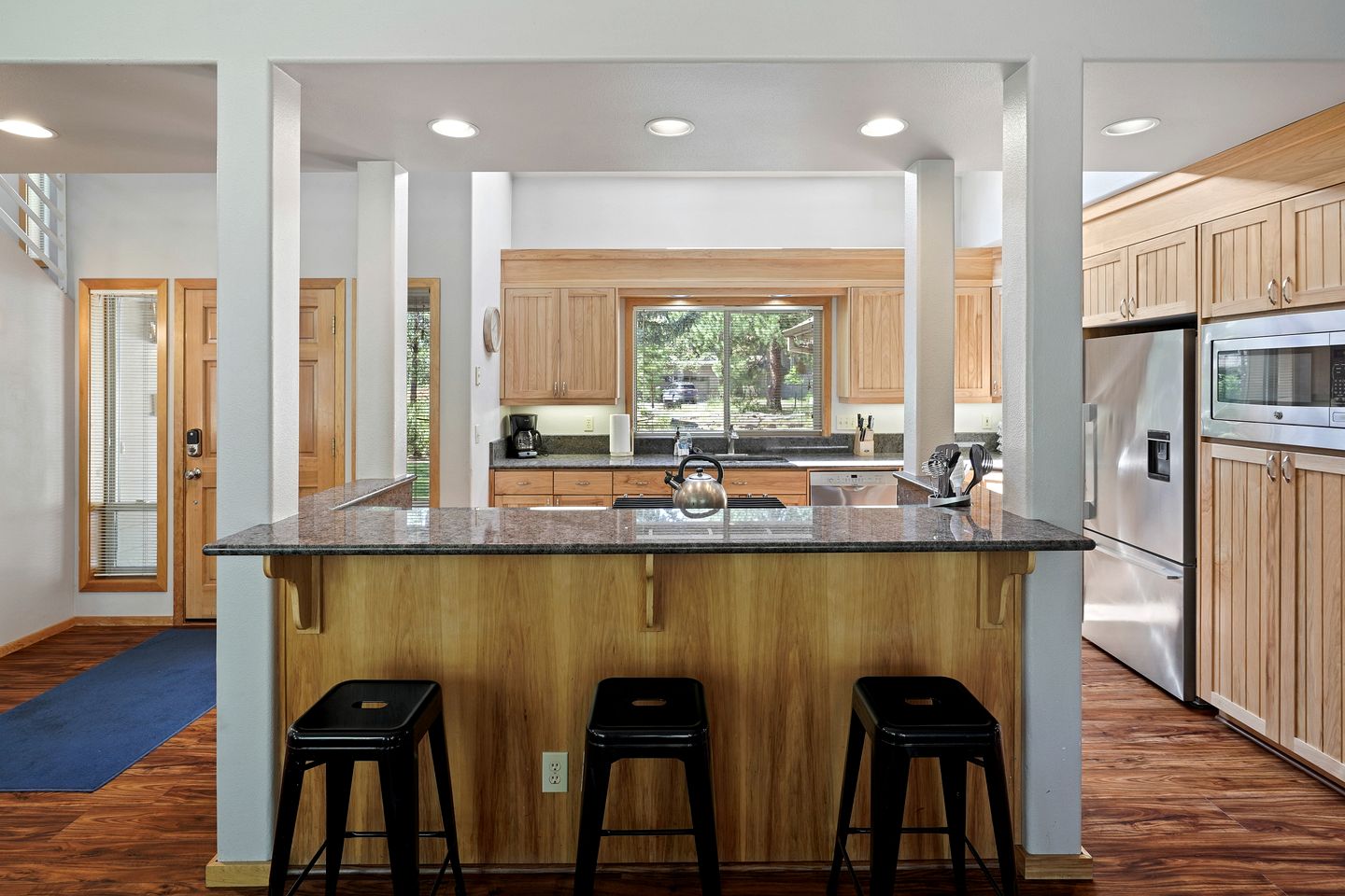 Elegant Family Getaway with Bikes, Hot Tub, and Golf Course Views in Sunriver, Oregon