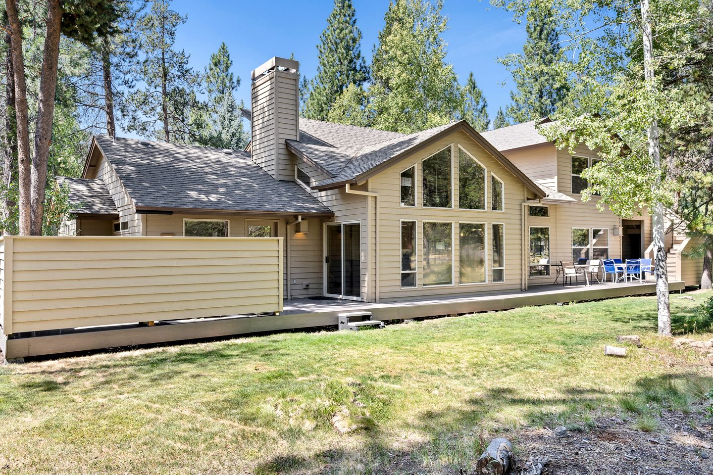 Elegant Family Getaway with Bikes, Hot Tub, and Golf Course Views in Sunriver, Oregon