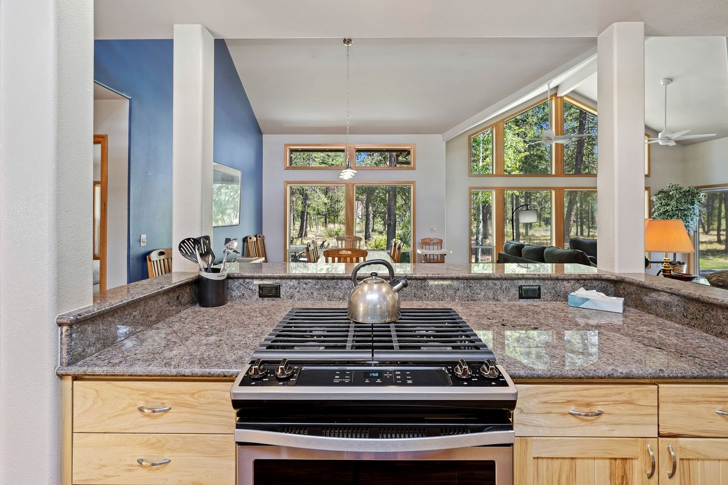Elegant Family Getaway with Bikes, Hot Tub, and Golf Course Views in Sunriver, Oregon