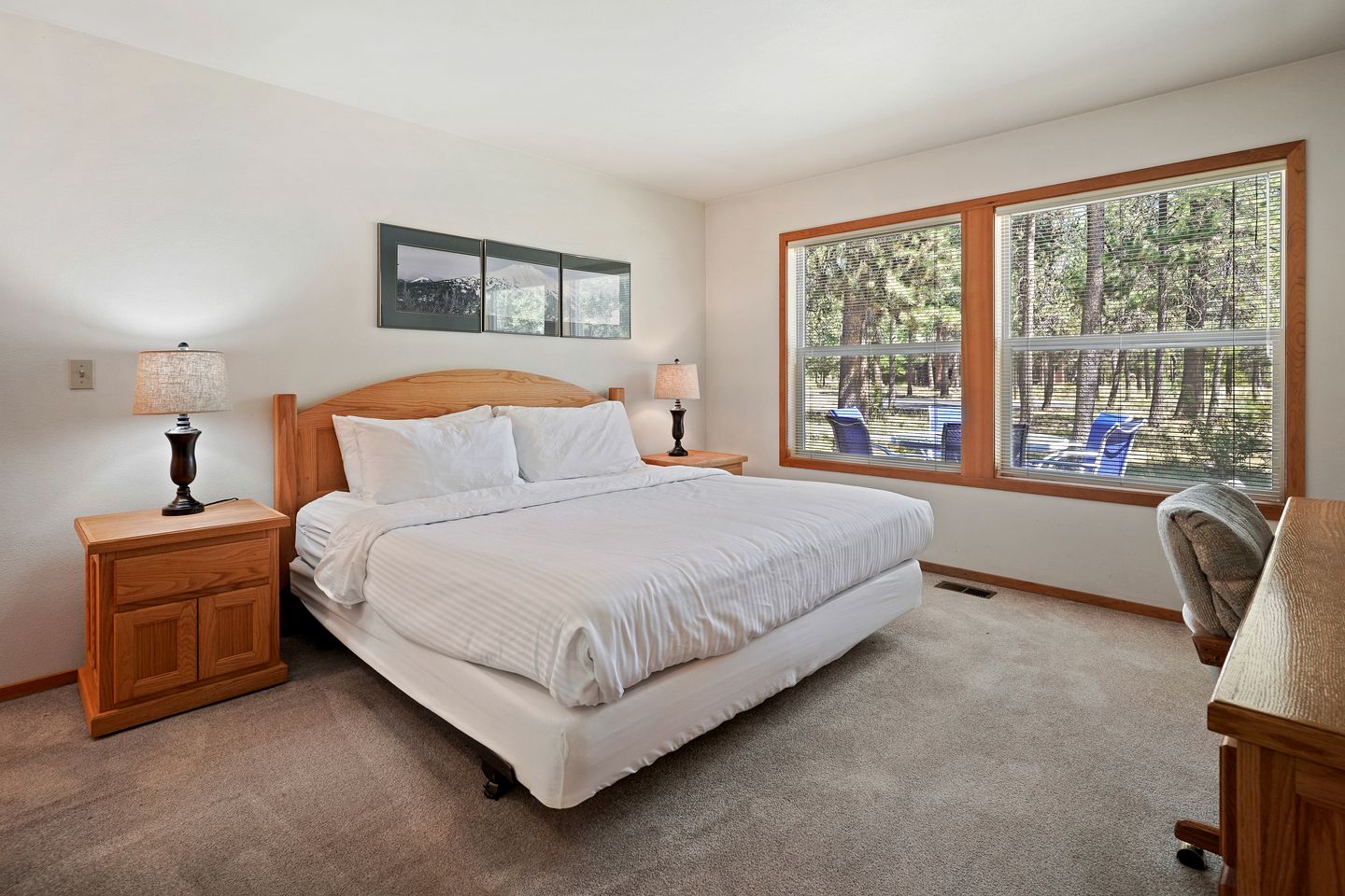Elegant Family Getaway with Bikes, Hot Tub, and Golf Course Views in Sunriver, Oregon