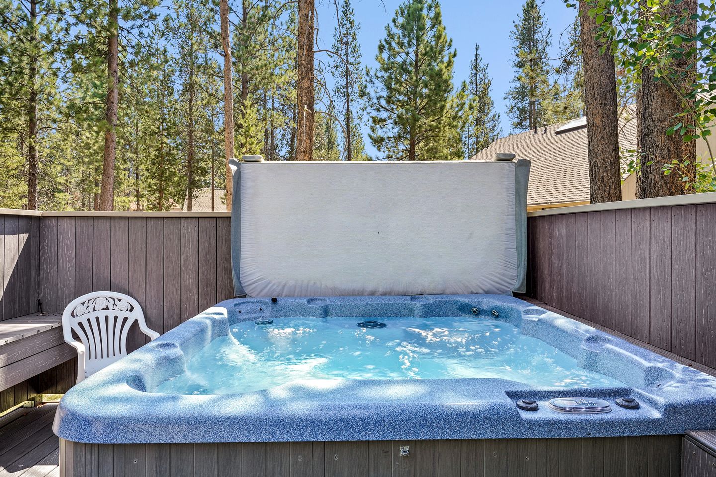 Elegant Family Getaway with Bikes, Hot Tub, and Golf Course Views in Sunriver, Oregon