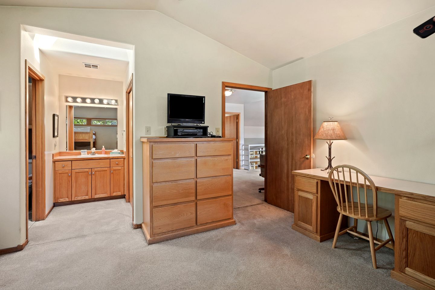 Elegant Family Getaway with Bikes, Hot Tub, and Golf Course Views in Sunriver, Oregon