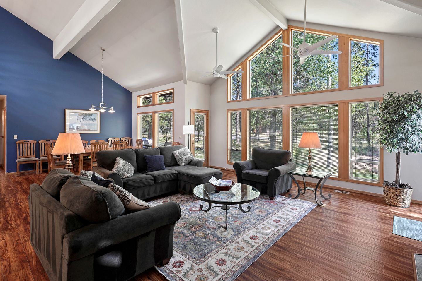 Elegant Family Getaway with Bikes, Hot Tub, and Golf Course Views in Sunriver, Oregon