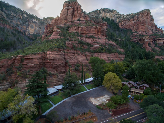 Unique and Stylish Getaway Cabin in the Stunning Red Rocks of Oak Creek Canyon in Sedona, Arizona