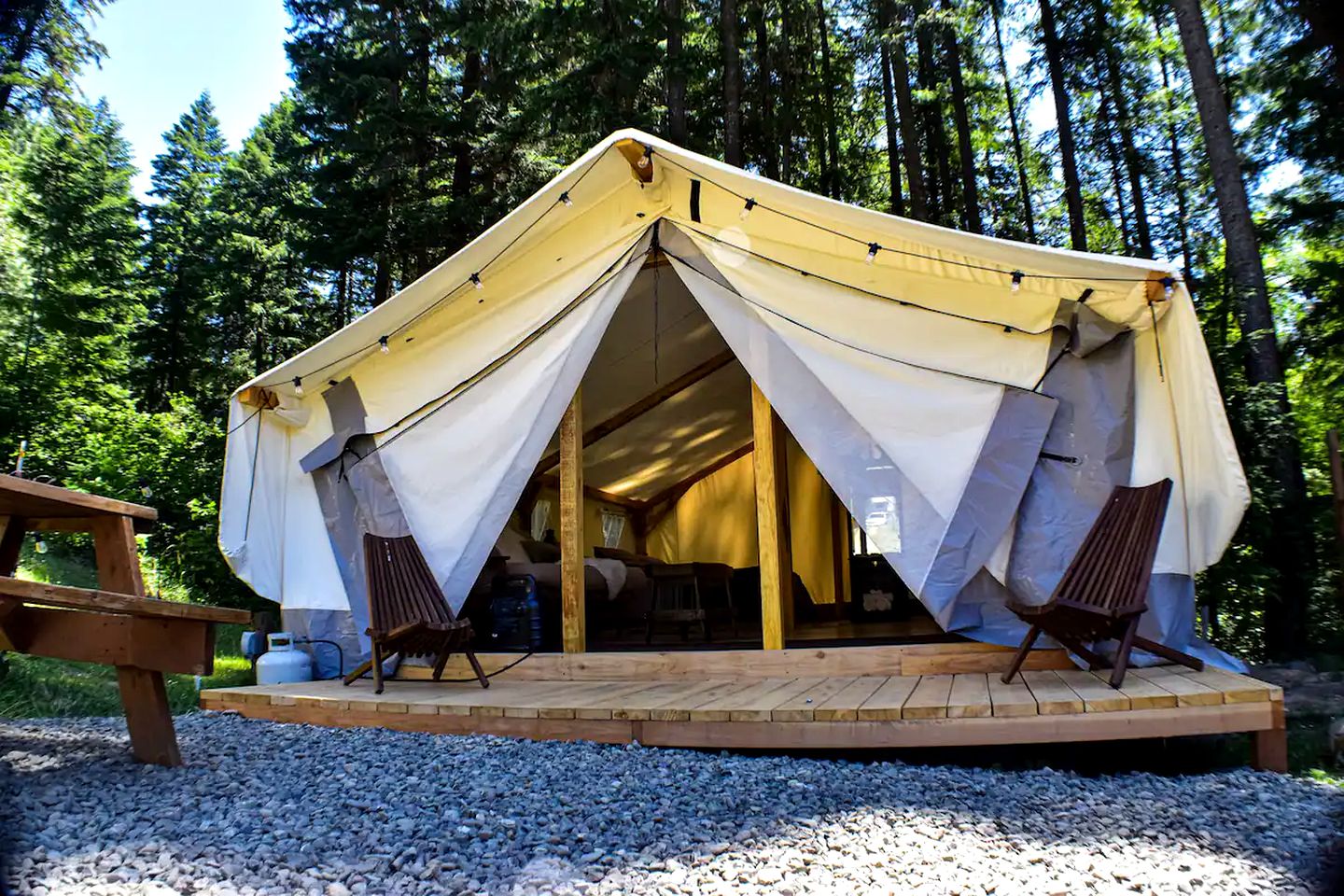 Spacious Luxury Tent for a Deserved Oregon Vacation