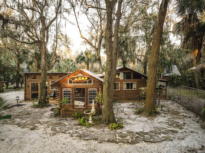 This magical cabin is perfect for a weekend in nature!