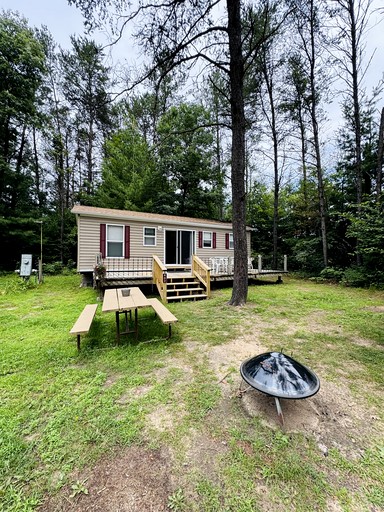 Family-Friendly Cabin with Shared Outdoor Pool in Wisconsin Dells | Cabins (Wisconsin Dells, Wisconsin, United States of America)