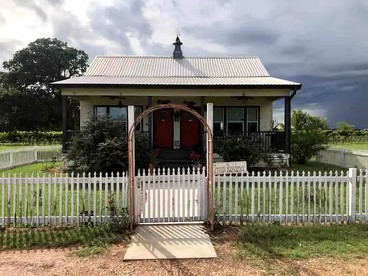 Idyllic Cottage on a Working Farm Perfect for Weekend Getaways in Texas photo 4