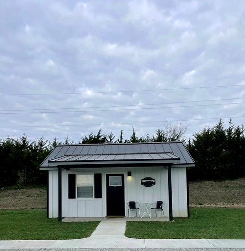 Unique Tiny House in Missouri, Perfect for Romantic Stays | Cottages (Trenton, Missouri, United States of America)