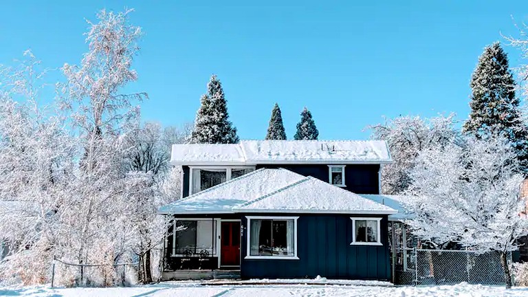 Go glamping in Northern California at this pet-friendly cabin rental!