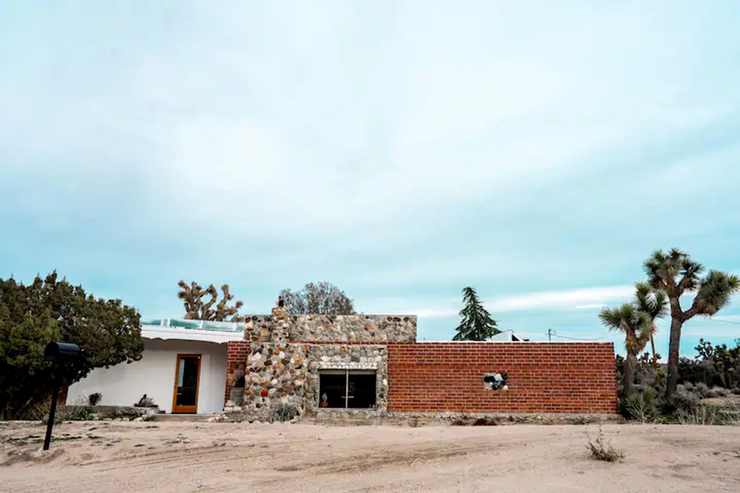 Fantastic Villa with a Hot Tub in Yucca Valley Perfect for Joshua Tree Getaways