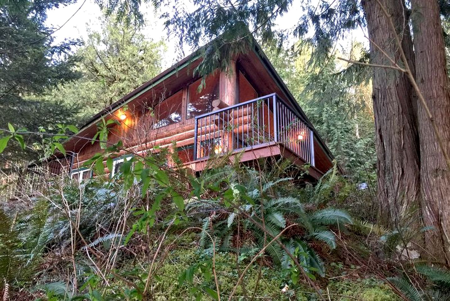 Upscale Lakefront Log Cabin with Private Dock in Northern Washington