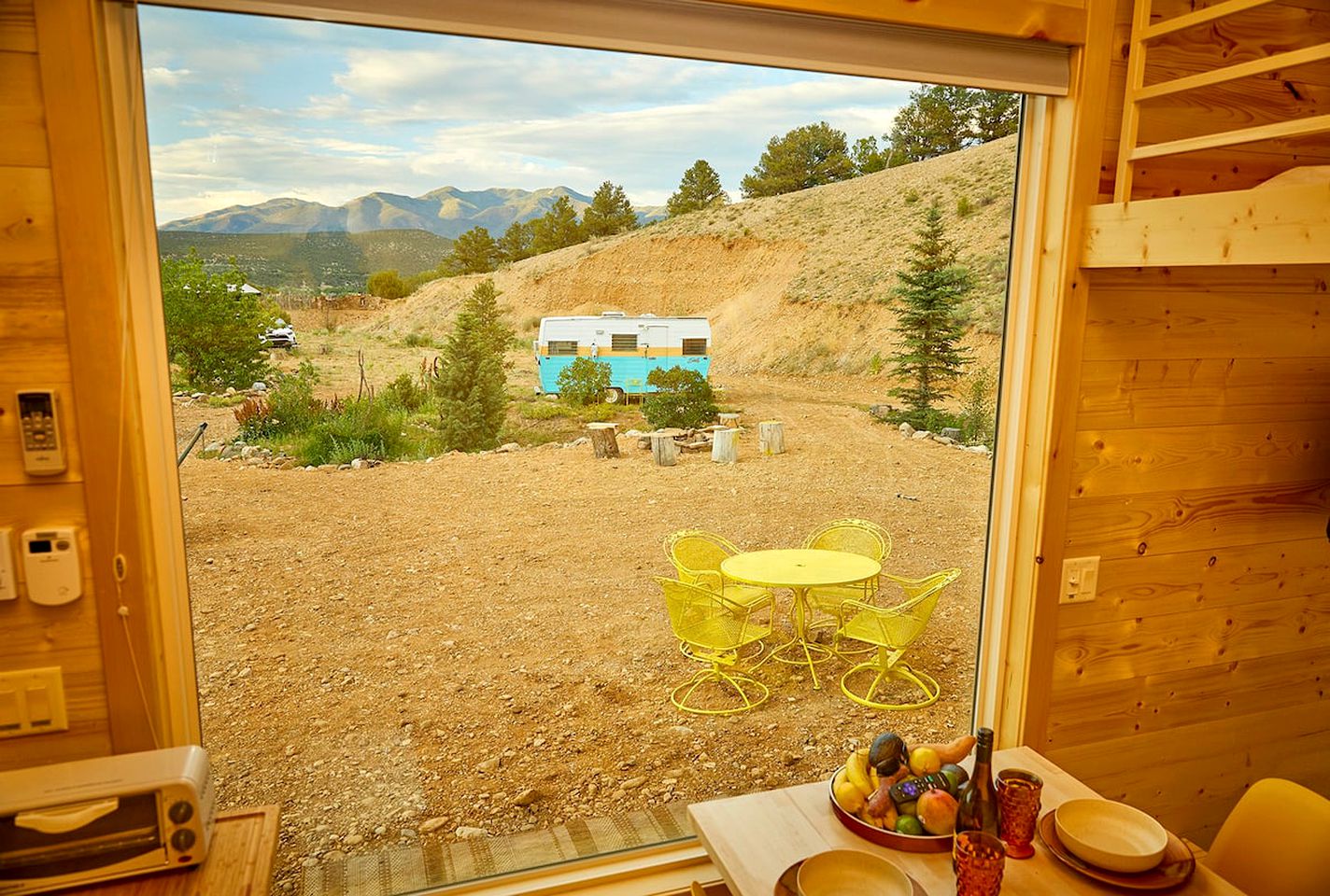 Bougie Tiny Home with Mountain Views, Hot Tub, Just 2 miles to Black Rock Hot Springs, NM