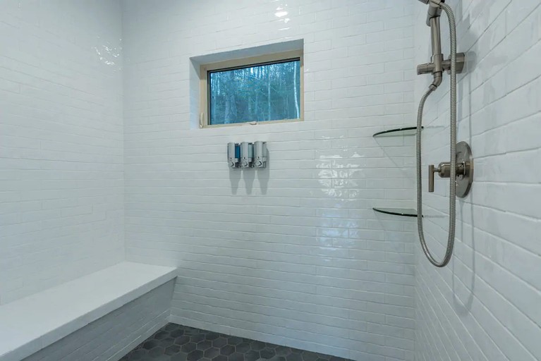 Cabins (Mars Hill, North Carolina, United States of America)