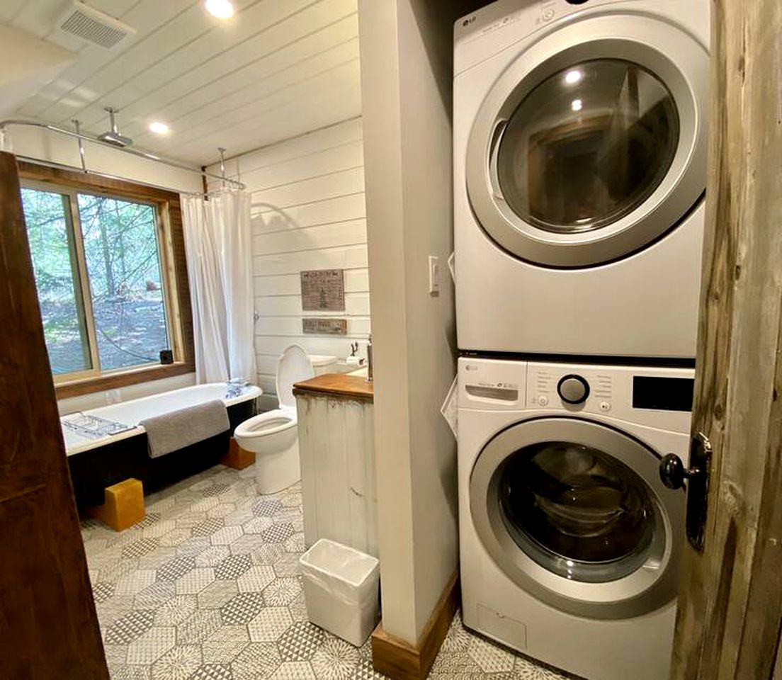 Custom-Built British Columbia Cabin on Shuswap Lake