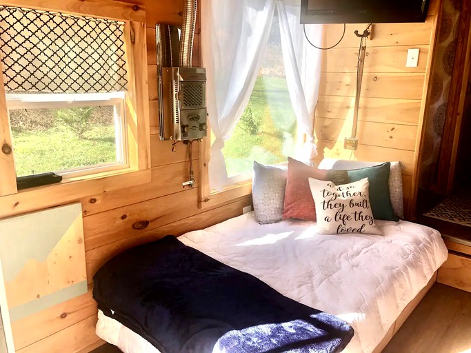 Streamside tiny home with Mountain View’s, pond and fire pit, Tiny